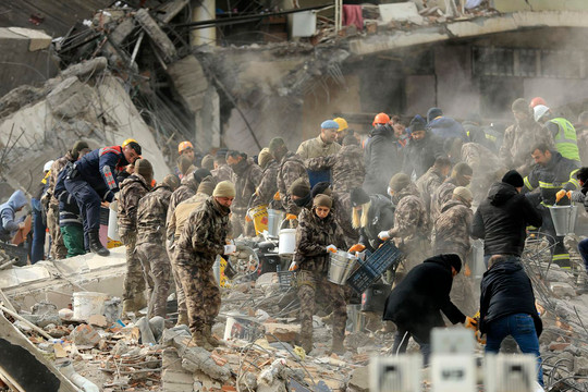 Nhân lực và vật tư các nước đổ dồn về hỗ trợ nạn nhân động đất tại Thổ Nhĩ Kỳ và Syria