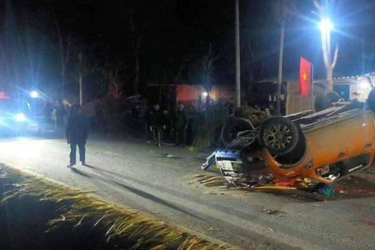 Xe bán tải lật ở Điện Biên làm 3 nạn nhân tử vong, 6 người bị thương