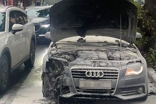 Xe Audi đang di chuyển bất ngờ cháy trên đường Láng