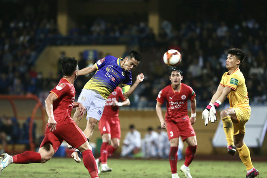 Văn Quyết lập cú đúp bàn thắng giúp Hà Nội FC vươn lên thứ 2 bảng xếp hạng