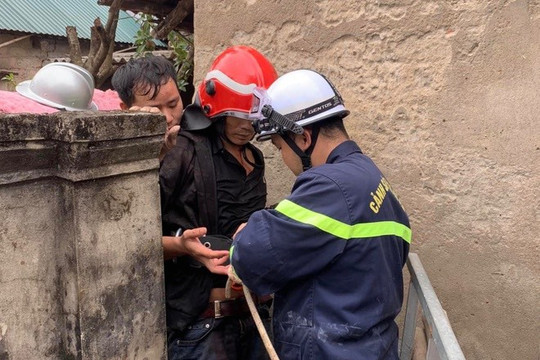 Hà Nội: Kịp thời cứu người đàn ông bị rơi xuống giếng sâu 25m