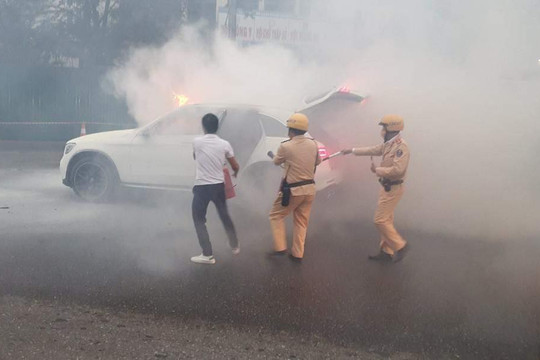 Cảnh sát giao thông giúp người dân dập tắt đám cháy ô tô