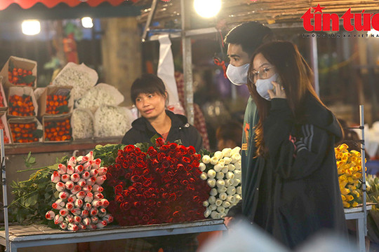 Nhộn nhịp chợ hoa Quảng Bá ngày lễ tình nhân