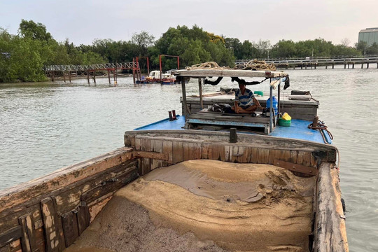 Bắt nhóm khai thác cát trái phép trên sông Đồng Nai
