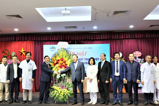 Phó Bí thư Thành ủy Nguyễn Văn Phong thăm, tặng quà Bệnh viện Đa khoa Sóc Sơn
