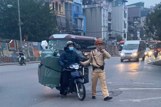 Xử phạt người đi xe máy ngược chiều ở khu vực chợ Long Biên