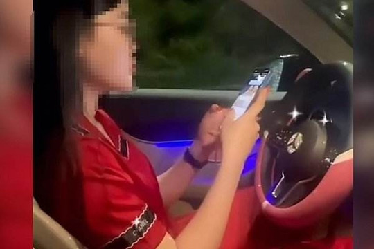Phạt nữ tài xế buông hai tay khi lái ô tô để “quay TikTok"