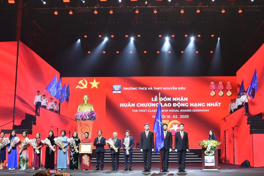 Trường THCS-THPT Nguyễn Siêu đón nhận Huân chương Lao động hạng Nhất