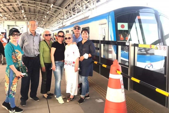 Những người dân đầu tiên trải nghiệm đi metro Bến Thành - Suối Tiên