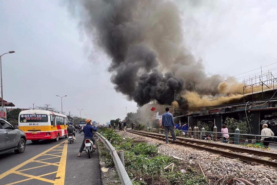 Dập tắt đám cháy cạnh đường sắt Hà Nội - Hải Phòng