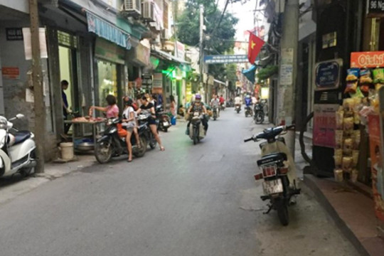 Mất an toàn giao thông tại phố Nguyễn Chính