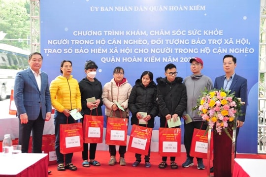 Quận Hoàn Kiếm tặng sổ bảo hiểm xã hội và quà tới hộ cận nghèo, đối tượng bảo trợ xã hội