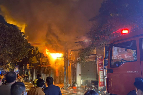Kịp thời dập tắt đám cháy tại quận Hà Đông