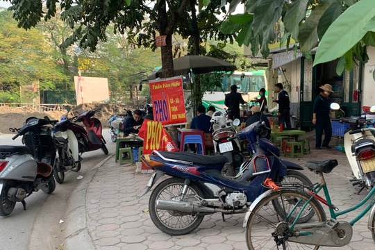 Tái diễn tình trạng chiếm dụng lòng, lề đường tại phường Phương Liệt (quận Thanh Xuân)