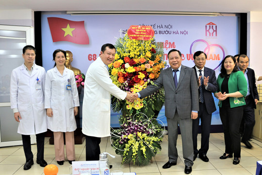 Phó Bí thư Thành ủy Nguyễn Văn Phong thăm, tặng quà Bệnh viện Ung Bướu Hà Nội