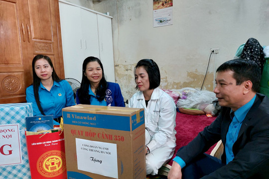 Công đoàn Hà Nội trợ cấp cho gần 1.800 nữ đoàn viên hoàn cảnh khó khăn