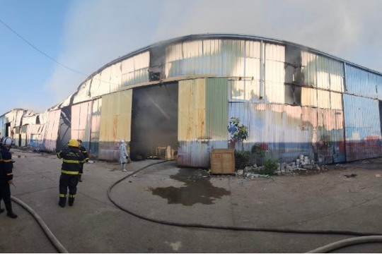 Dập tắt đám cháy nhà xưởng rộng 1.500m2