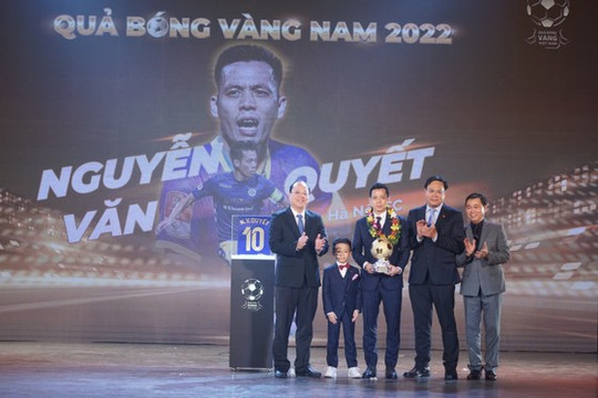 Cầu thủ Văn Quyết và Huỳnh Như đoạt Quả bóng Vàng Việt Nam năm 2022