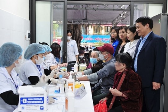 Quận Hoàn Kiếm Khám sức khỏe miễn phí cho người khó khăn, trao sổ BHXH cho hộ cận nghèo