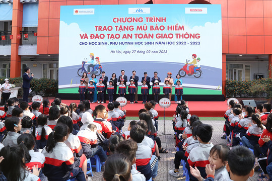 Trao tặng hơn 300.000 mũ bảo hiểm cho học sinh tiểu học tại Hà Nội