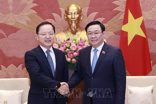 Chủ tịch Quốc hội Vương Đình Huệ tiếp Tổng Giám đốc phụ trách tài chính Công ty Samsung Electronics