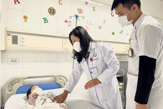 Mở ruột lấy khối bã thức ăn bị tắc cho bé trai 8 tuổi ở Hà Nội