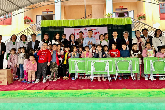 Báo Hànộimới cùng các nhà tài trợ tặng quà Trường Mầm non Tân Sơn, Phú Thọ