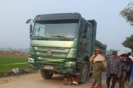 Nghệ An: Xe tải cuốn xe máy vào gầm, 3 mẹ con tử vong
