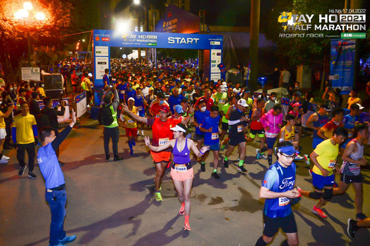 Hơn 5.000 vận động viên tham gia Giải chạy bán marathon Tây Hồ 2023