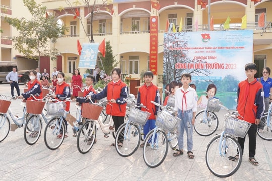 Cùng em đến trường 2023: Mang yêu thương tới học sinh khó khăn trường Hùng Tiến