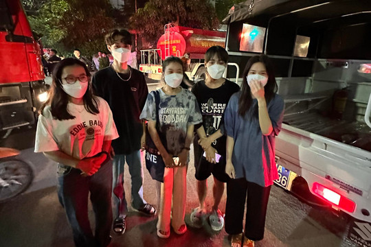 Hà Nội: Giải cứu 5 người mắc kẹt trong đám cháy
