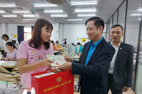 Công đoàn Viên chức Việt Nam trao gần 2.500 suất quà cho người lao động