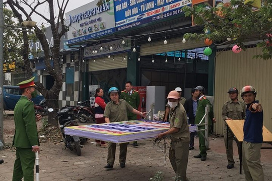 Huyện Quốc Oai ra quân xử lý vi phạm hành lang an toàn giao thông