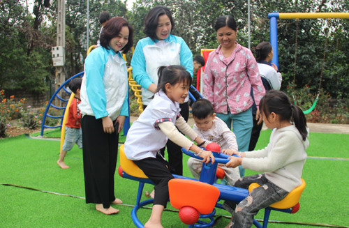 Trao tặng công trình sân chơi cho trẻ em miền núi huyện Ba Vì