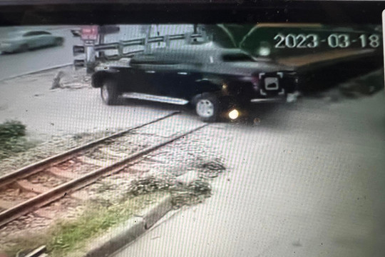Ô tô bị hất văng sau va chạm với tàu hỏa ở ngõ 268 Ngọc Hồi