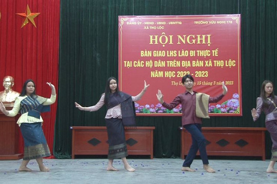 Các hộ dân ở xã Thọ Lộc đón lưu học sinh Lào về ''3 cùng''