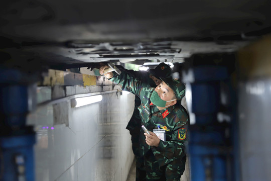 Kiểm định viên quân sự chi viện cho Hà Nội: Trách nhiệm và vinh dự