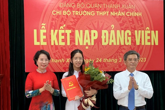 Hai học sinh đầu tiên của Trường THPT Nhân Chính được kết nạp Đảng