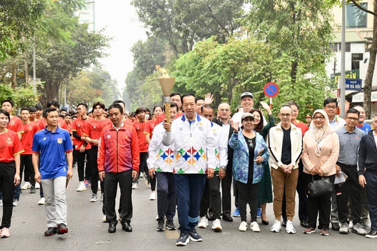 Trang trọng lễ rước đuốc SEA Games 32 tại Việt Nam