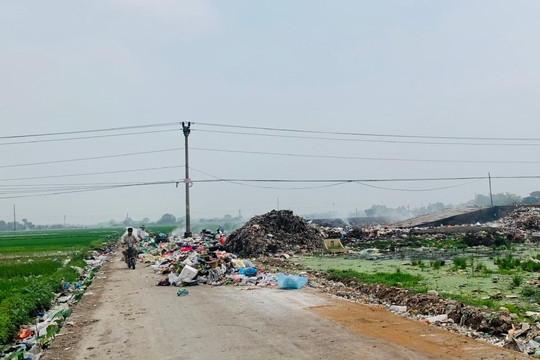 Rác thải gây ô nhiễm môi trường ở Thanh Oai
