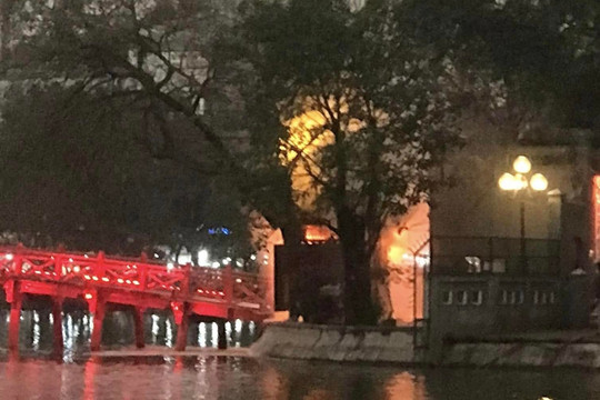 Nhanh chóng dập tắt đám cháy ở khu vực đền Ngọc Sơn