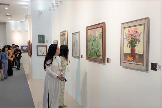 Thưởng lãm vẻ đẹp thuần khiết của sen Việt qua 75 bức tranh