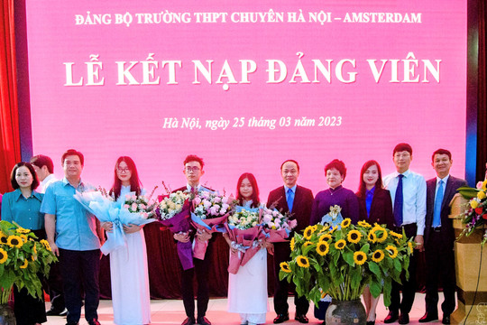 Hà Nội: Thêm 2 học sinh được kết nạp Đảng