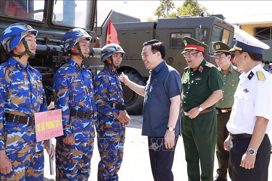 Chủ tịch Quốc hội Vương Đình Huệ thăm, làm việc với Lữ đoàn 681, Vùng 2 Hải quân