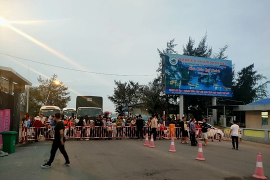 Hải Phòng: Sự cố trên 100 xe ô tô tắc tại bến phà Gót