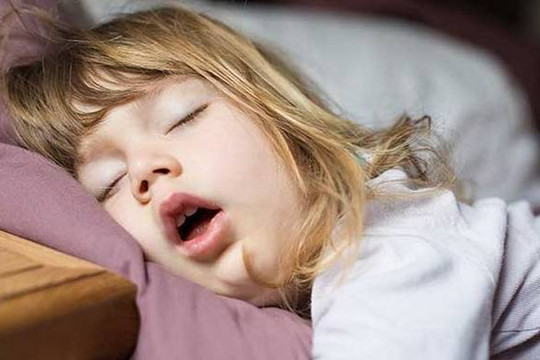 Phải làm gì khi trẻ nhỏ bị tật ngủ ngáy?