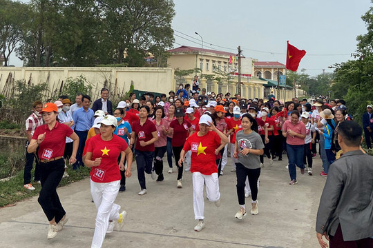Gần 20.000 người tham gia phát động Giải chạy Báo Hànộimới lần thứ 48 huyện Phú Xuyên