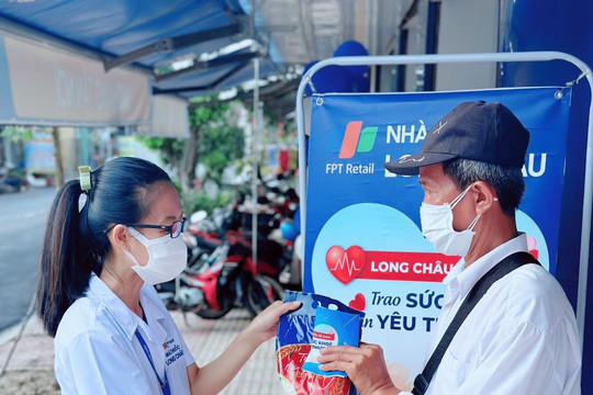 FPT Long Châu tiếp tục hành trình Long Châu Sẻ Chia trao tặng 1 triệu ngày thuốc miễn phí đến những hoàn cảnh khó khăn