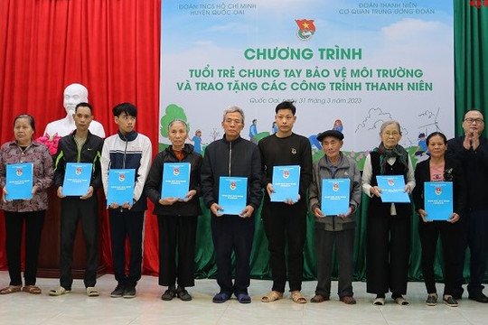Đoàn Thanh niên cơ quan Trung ương Đoàn tặng quà gần 100 triệu đồng tại huyện Quốc Oai