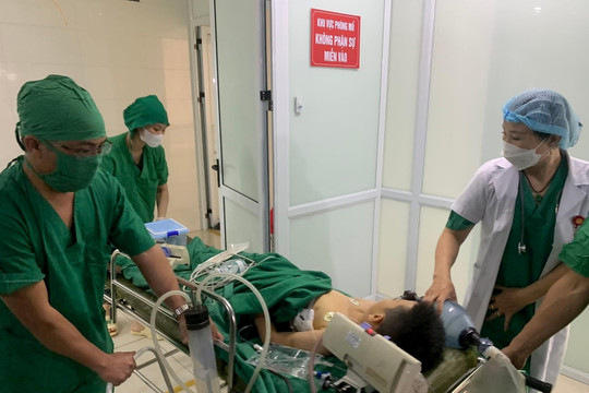 Cứu bé trai 10 tuổi ở Hà Nội bị que têm trầu đâm gần tim